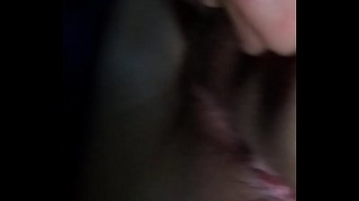 காரில் ஒரு காதலியுடன்